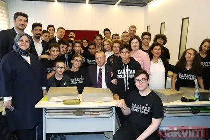 Başkan Erdoğan, öğrencilerle çay içip söylenen şarkıya eşlik etti
