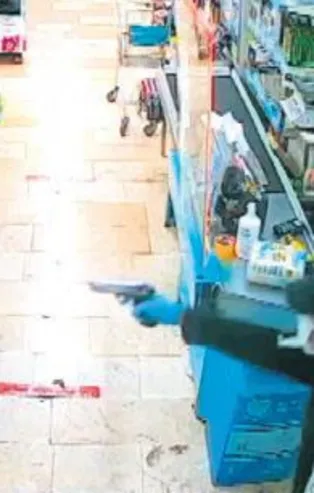 Adana'da market soygunu: Eller yukarı