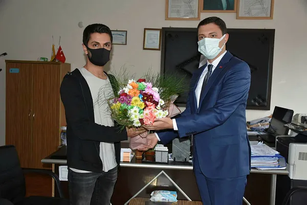 1633091478460.jpg Öğretmeni sınıftan kovduğu öne sürülen kaymakam Mehmet Faruk Saygın özür diledi-2