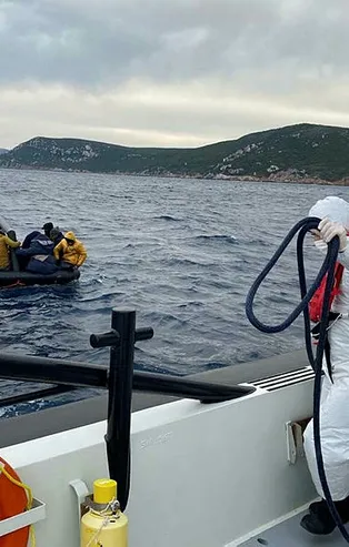 Çeşme açıklarında 40 kaçak göçmen kurtarıldı