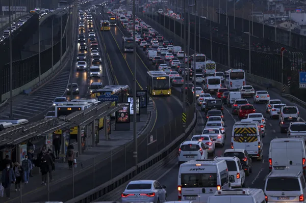 istanbul-trafik-durumu-megakentte-artik-bir-yerden-bir-yere-gitmek-imkansiz-1637907606997.jpg İstanbul trafik durumu! Megakentte artık bir yerden bir yere gitmek imkansız-8