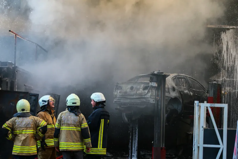 İzmir Çiğli'de korkutan yangın! Madeni yağ deposu alev alev yandı - 13