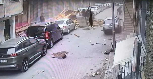 Son dakika: Bağcılar'da öğrenci ve aileleri çatının altında kalmaktan son anda kurtuldu