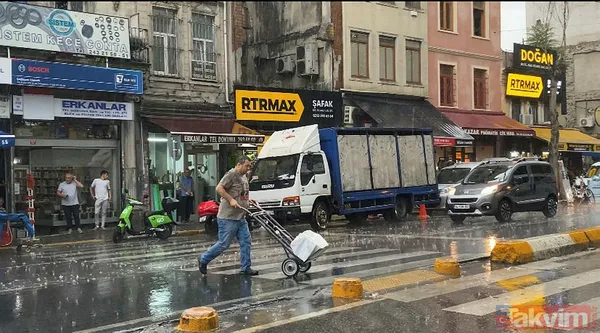 İstanbul'da yine aynı manzara! Yağmur yağdı Esenyurt yine sular altında! İBB ise piyasada yok! 2 kişi sele kapıldı - 23