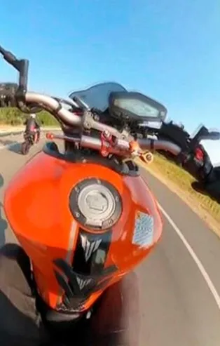 Maltepe'de tek teker üzerinde ilerleyen ve makas atan motosikletli maganda kamerada