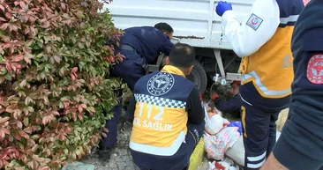İstanbulda el frenini çekmeyi unutan nakliye şoförü kamyonetin altında kaldı