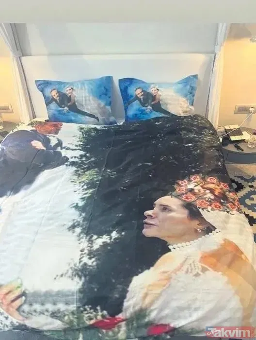 Çiftin Düğününden Seçilen Komik Kareleri Özel Olarak Tasarlattığı Bir Nevresim Takımına Bastıran Tarkan, Davetlilerin Ve Çiftin Yüzünü Güldürdü.