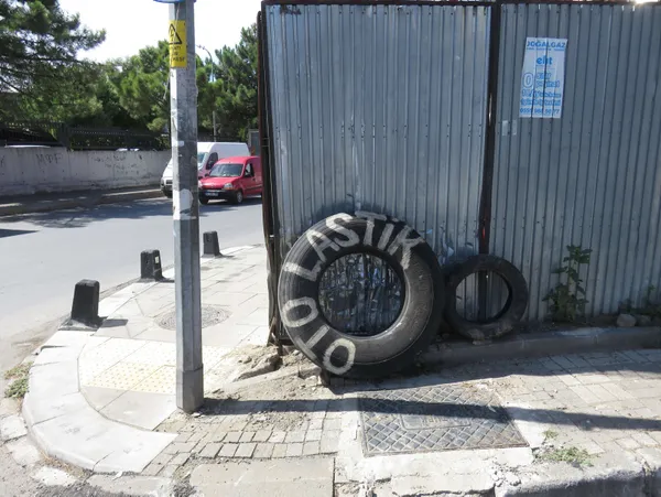 istanbulda-dehset-anlari-kamyon-lastigi-faciayi-onledi-1631088984204.jpg İstanbul'da dehşet anları! Kamyon lastiği faciayı önledi-6