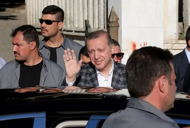 Cumhurbaşkanı Erdoğan anne ve babasının mezarını ziyaret etti-4