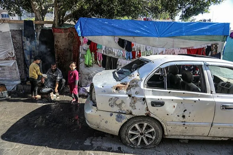 1707145398753.jpeg Katil İsrail'in yetim bıraktığı Gazzeli Abdullah Salah'ın hikayesi! Yaprak ve kağıt ateşinde saatlerce pişen çorba, una alternatif hayvan yemi...-2