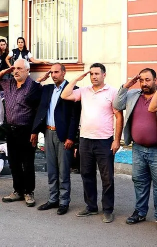 HDP önündeki ailelerden Barış Pınarı Harekatı'na ‘asker selamlı’ destek