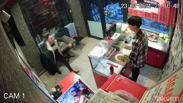 Saldırı Kamerada Olay Anları İş Yerinin Güvenlik Kamerasına Da Anbean Yansıdı. Görüntüde Müşterinin İçeri Gelişi, Sipariş Vermesi Ve Daha Sonra Da Tartıştığı...