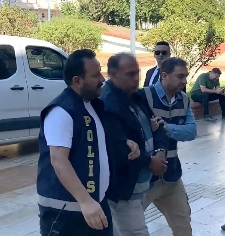 aydinda-iki-kadin-cinayeti-eskisehirde-sokak-ortasinda-dehset-1791508327166.jpeg Aydın'ın İncirliova ilçesinde Emel Bozkuş, birlikte yaşadığı Salih S.'nin pompalı tüfekli saldırısında yaşamını yitirdi.
