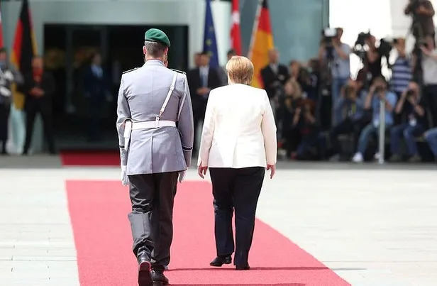 Almanya Başbakanı Angela Merkel'in titremelerine sandalyeli çözüm-4