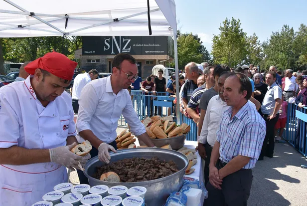 Bursa'da bedava köfte ekmek kuyruğu! Bedava olduğunu duyan koştu, 2 saatte tükendi-3