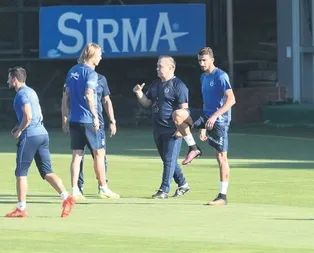 Advocaat gelir gelmez oyuncuları fırçaladı