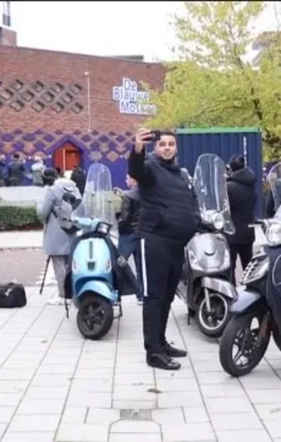 Amsterdam'da ilk kez ezan sesi! Herkes telefonuna sarıldı