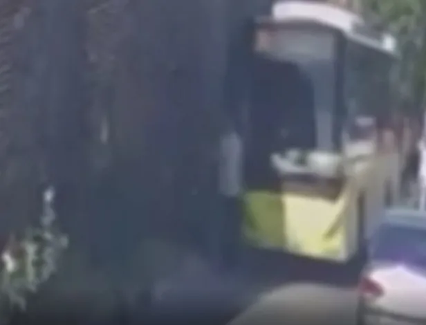 iett-dehseti-yayaya-carpip-kacti-o-anlar-kamerada-1661151730706.jpg İETT dehşeti: Yayaya çarpıp kaçtı... O anlar kamerada-1