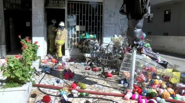 son-dakika-istanbul-kadikoyde-bulunan-bir-tuhafiye-dukkaninda-yangin-cikti-1594023185217.jpg Son dakika: İstanbul Kadıköy'de bulunan bir tuhafiye dükkanında yangın çıktı! Olay yerine çok sayıda itfaiye ekibi sevk edildi-1