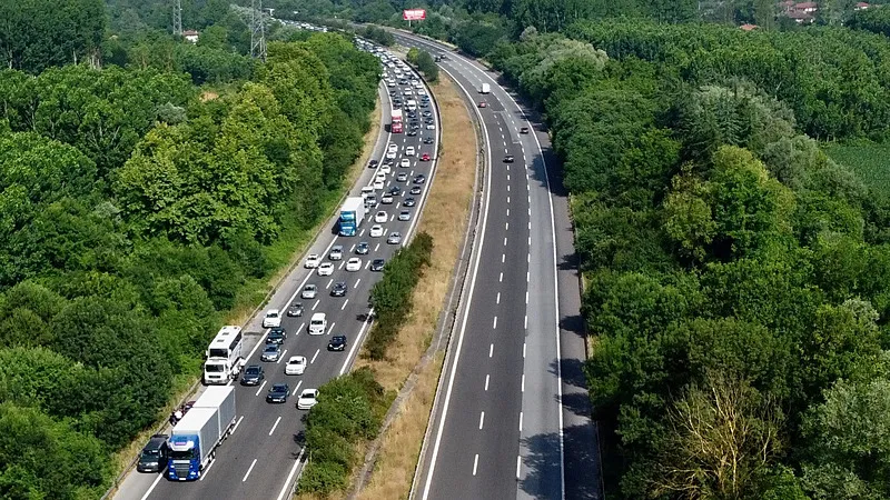 Akın akın gidiyorlar! Kurban Bayramı trafiği böyle görüntülendi | HARİTALI YOL DURUMU - 19