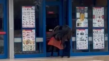 BİM'in kapısına atını bağladı!