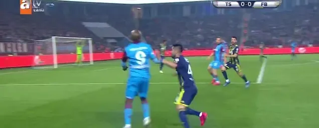 Fenerbahçede sakatlık şoku: Simon Falette, hastaneye kaldırıldı