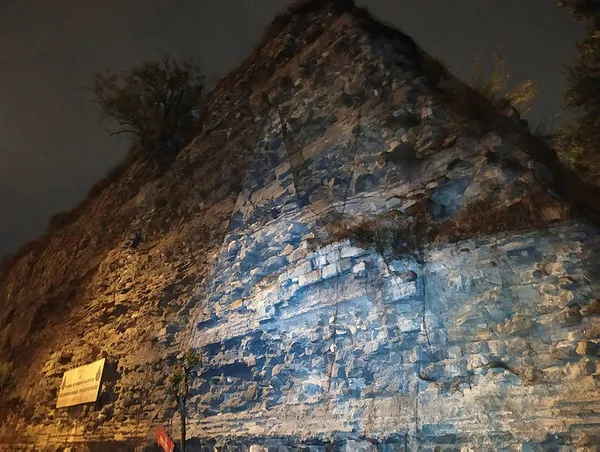 topkapida-surlardan-kopan-taslar-yola-savruldu-1592203007514.jpg Topkapı'da surlardan kopan taşlar yola savruldu-4