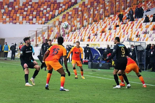 Galatasaray kötü zeminde 3 puanı son dakilarda kaptı-7