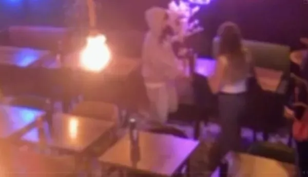susi-yemeye-gitti-iki-kat-asagi-duserek-yaralandi-1786566307123.jpeg Suşi yemeye giden 17 yaşındaki genç kızın başına gelmeyen kalmadı: İki kat aşağı düşüp kaynar suyla yandı-3
