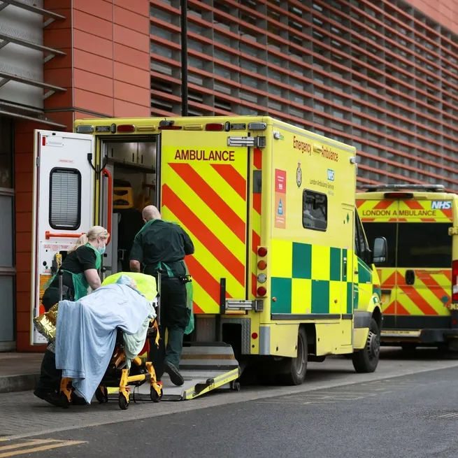 İngilterede sağlık krizi büyüyor! Ambulans çalışanları da greve gidecek