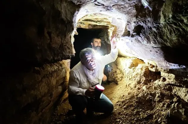 Van Gürpınar'da defineciler 3 bin rakımdaki mağarayı tahrip etti