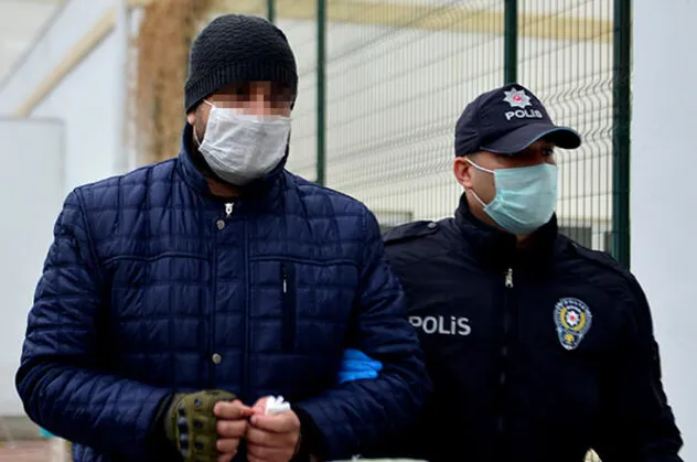 Adana'da akıllara durgunluk veren olay! Patronunun içeceğine 500 lira karşılığında koronavirüs mikrobu bulaştırmaya çalışan işçi yakalandı