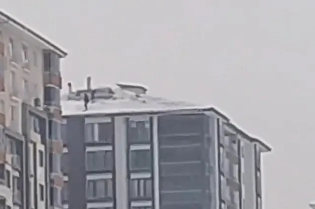 14 katlı binada tehlikeli kar temizliği