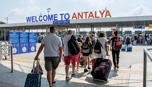 antalyaya-2022-yilinin-ilk-7-ayinda-hava-yoluyla-6-milyon-688-bin-turist-geldi-1659359078165.jpg