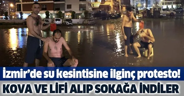 İzmir’de su kesintisine ilginç protesto! Yağmur suyuyla sokakta yıkandılar