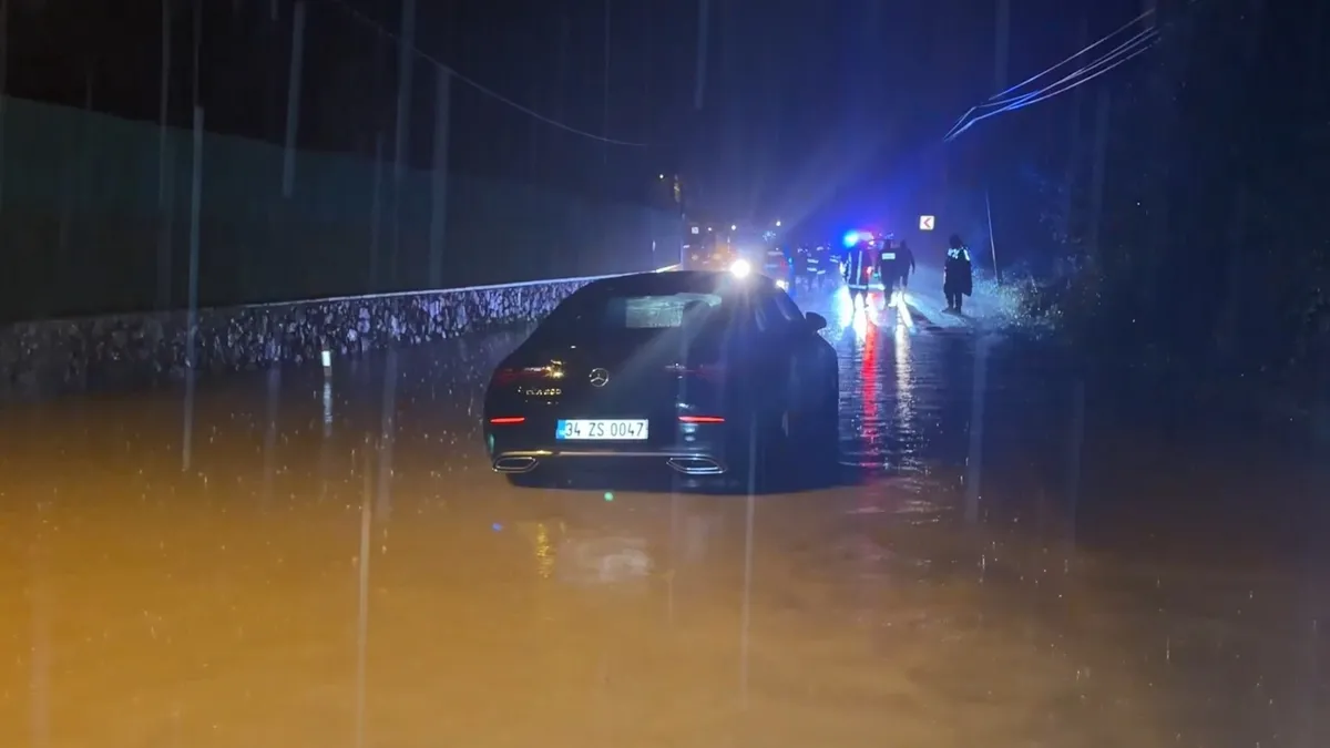 Sağanak yağış İstanbul'u esir aldı! Suda mahsur kalan 2 kişi son anda kurtarıldı