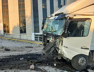 Kontrolden çıkan kamyon iş yerine daldı