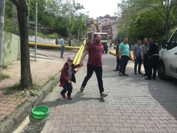 Kağıthane’de faciadan dönüldü! Kopan halat araca ok gibi saplandı-4
