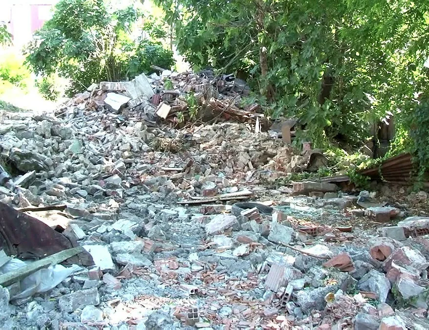 Fatih’te yıkılan binanın altından top mermisi çıktı