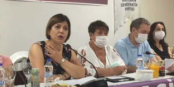 pkk-destekcisi-hdpli-meral-danis-bestas-ak-parti-yuzunden-kurtlerin-asi-olmadigini-iddia-etti-1627417446973.jpg PKK destekçisi HDP'li Meral Danış Beştaş, AK Parti yüzünden Kürtlerin aşı olmadığını iddia etti-2