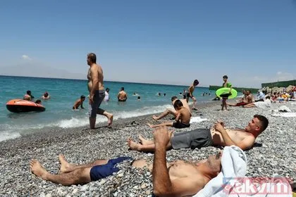 Van’dan Bodrum’u Antalya’yı aratmayan görüntüler... Plaja akın ettiler