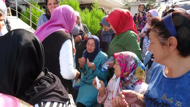 İntihar eden Fatma ve bebeği Aybüke için duygusal paylaşım! Anne ve bebeği aynı tabutta son yolculuğuna uğurlandı-4