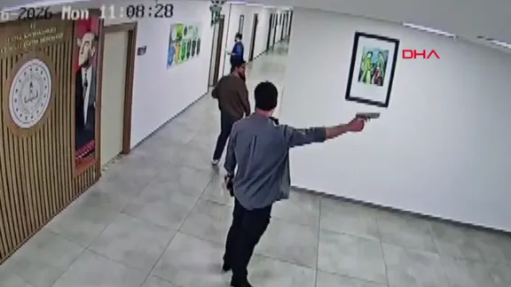 Kepez Kaymakamlık binası silahlı eylemcinin ateş açtığı anlar kamerada