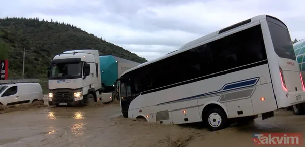 Ankara'daki sağanak yağış hayatı felç etti! Otobüsler ve insanlar mahsur kaldı! Mansur Yavaş'a tepki yağdı - 14