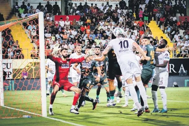 besiktas-3-0-one-gecmesine-ragmen-alanya-karsisinda-2-puan-birakti-1660520930851.jpeg Beşiktaş 3-0 öne geçmesine rağmen Alanya karşısında 2 puan bıraktı-5