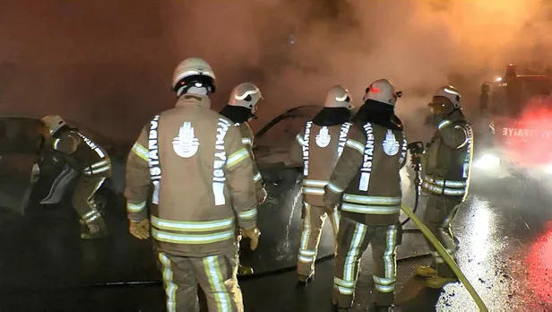 Park halindeki otomobiller alev alev yandı: O anlar kamerada-2