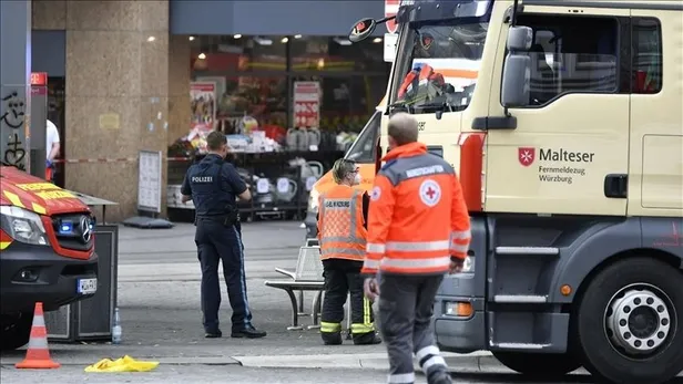son-dakika-almanyanin-wurzburg-sehrinde-bicakli-saldirgan-dehset-sacti-3-olu-6-yarali-1624659310911.jpeg Son dakika: Almanya'nın Würzburg şehrinde bıçaklı saldırgan dehşet saçtı: 3 ölü 6 yaralı-2