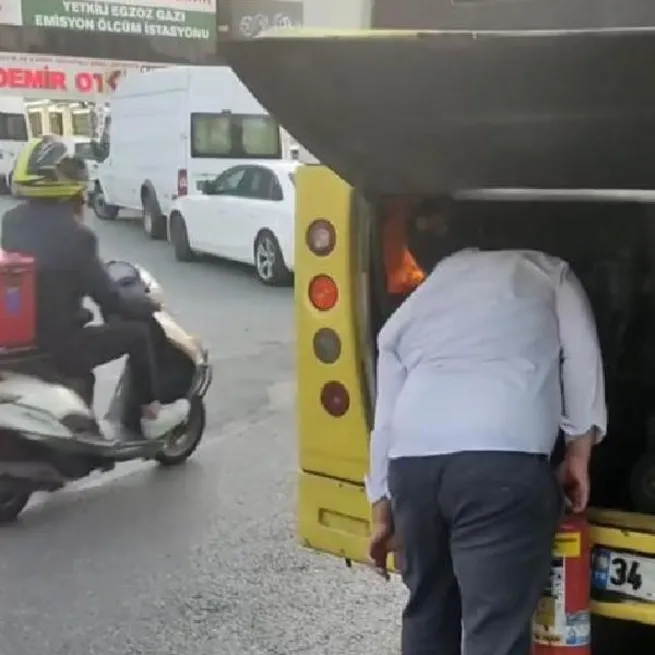 Kağıthanede İETT şoförü yanan motoru üfleyerek söndürmeye çalıştı