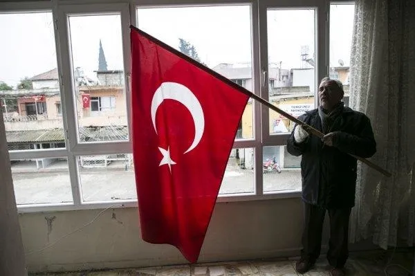 Hatay'da yaralı vatandaştan teröristlere bayraklı yanıt-1
