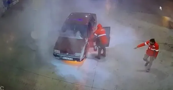 Akaryakıt istasyonunda korku dolu anlar! Pompaya yaklaşınca otomobil alev aldı